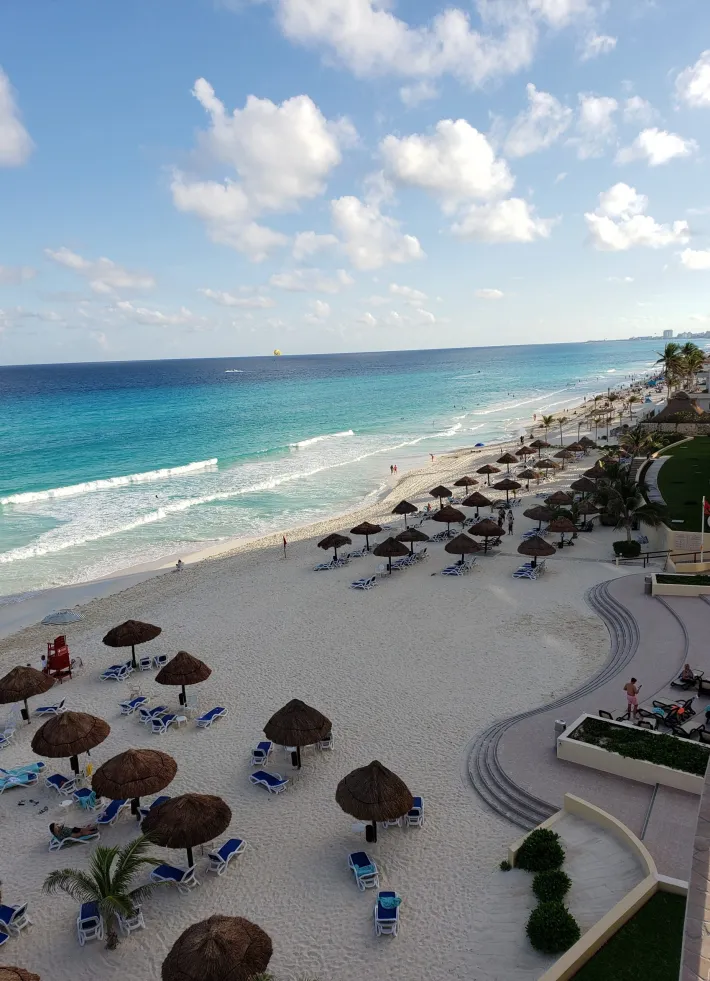 Playa turquesa, comida ilimitada, bebidas premium y diversión sin parar en Riu Dunamar. - Image 5