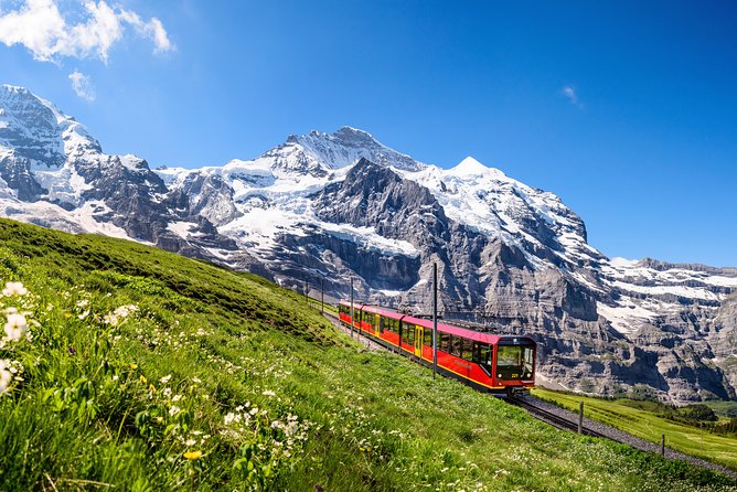 🏔️❄️ Vive la magia de los Alpes Suizos este diciembre: montañas nevadas que parecen sacados de una postal. 🇨🇭✨ - Image 6