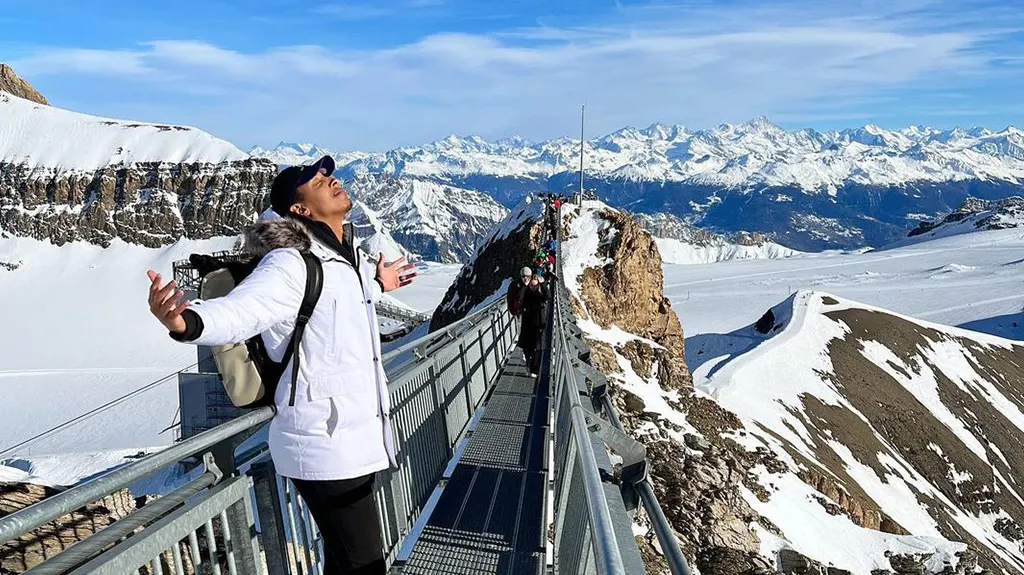 🏔️❄️ Vive la magia de los Alpes Suizos este diciembre: montañas nevadas que parecen sacados de una postal. 🇨🇭✨ - Image 5