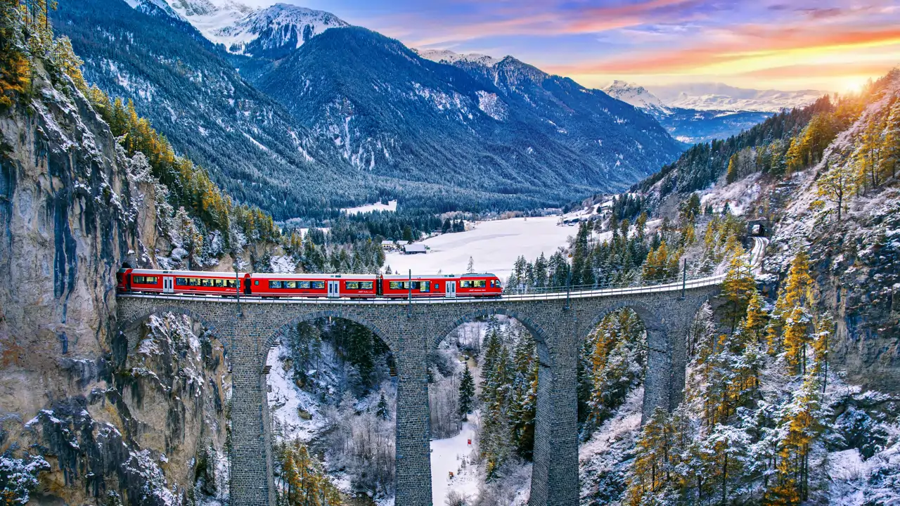🏔️❄️ Vive la magia de los Alpes Suizos este diciembre: montañas nevadas que parecen sacados de una postal. 🇨🇭✨